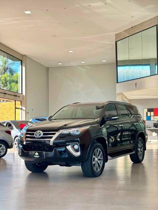 TOYOTA HILUX SW4 2.8 SRX 4X4 16V TURBO INTERCOOLER DIESEL 4P AUTOMÁTICO TOYOTA HILUX SW4 2.8 SRX 4X4 16V TURBO INTERCOOLER DIESEL 4P AUTOMÁTICO